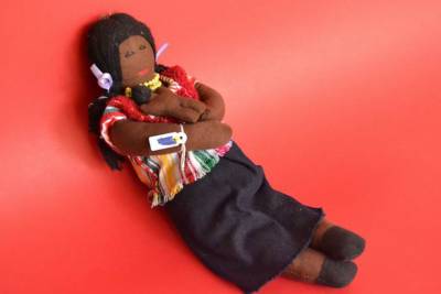 Bambola peruviana con bimbo nudo